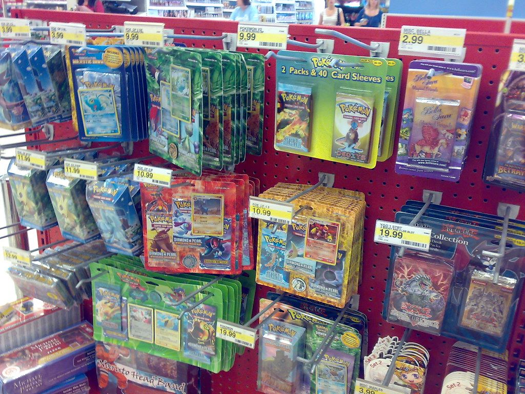 Estantería de una tienda llena de productos del juego de cartas Pokémon