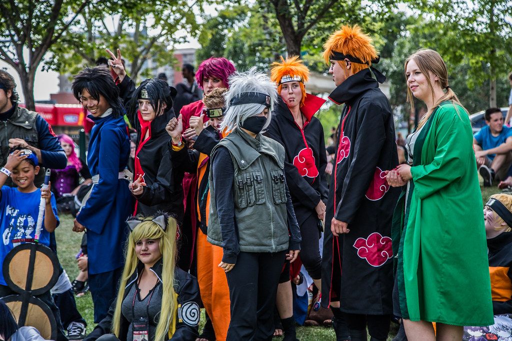 Grupo de cosplayers de Naruto en una convención de anime